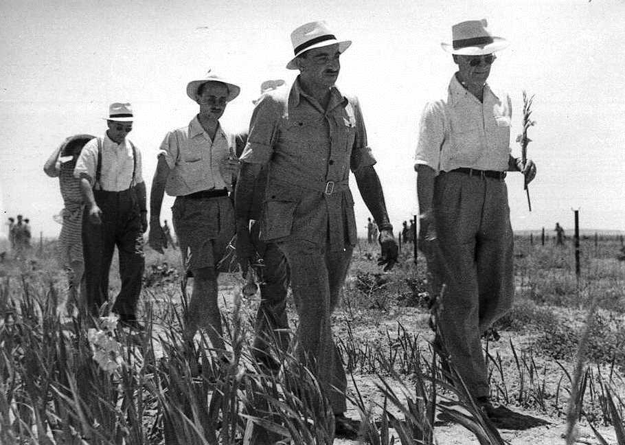 חברי הוועדה במהלך סיור בנגב הפורח, בשדות  קיבוץ רביבים. (PHG\1085515)