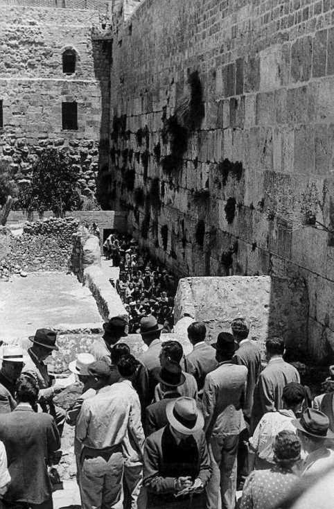 חברי הוועדה צופים אל הכותל המערבי בעת סיורם במקומות הקדושים בעיר העתיקה בירושלים. (PHG\1085527)