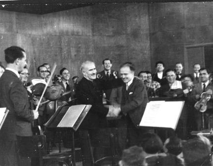 ארתורו טוסקניני לוחץ את ידו של ברוניסלאב הוברמן, בקונצרט של התזמורת הסימפונית בתל אביב, שנות השלושים (ת.מ.) (PHG\1100550)
