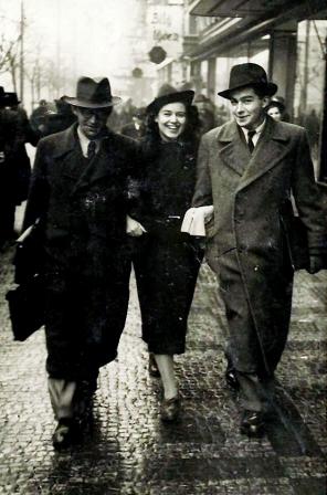 Leah Seidemann with friends, 1939