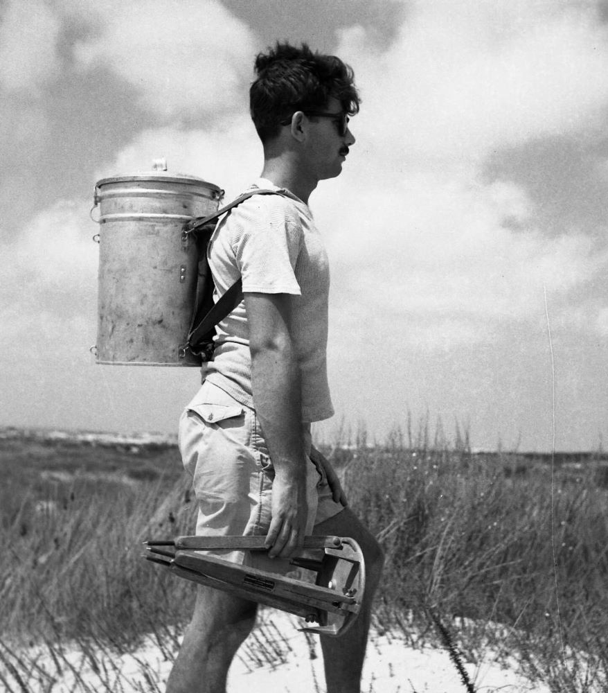 מדידות בקרקע בעת קידוח נפט בנגב, 1954 (NKH\404720)