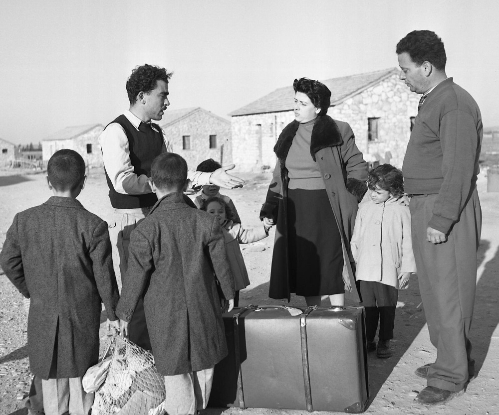 משפחה חדשה מגיעה לאופקים, דצמבר 1955. (NKH\437771)