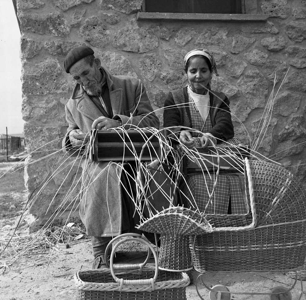 זוג עולים ממרוקו קולעים סלים למכירה, פברואר 1958. (NKH\437786)