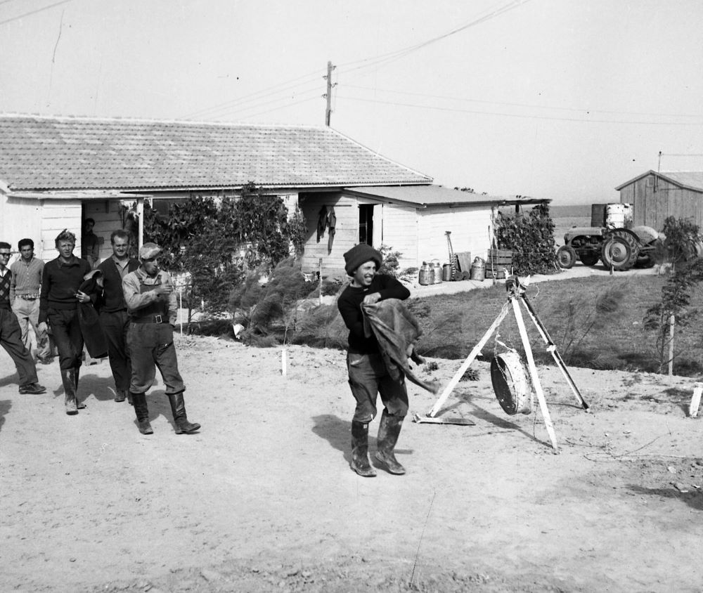 חברי כיסופים בדרכם לעבודה החקלאית, 1953. צלם: פריץ שלזינגר (NSC\107978)