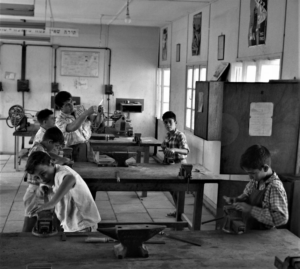 שיעור בבית ספר בשדרות, 1960. צלם: פריץ שלזינגר (NSC\136801)