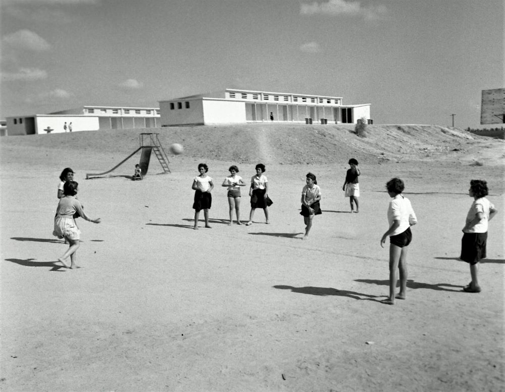 תלמידות משחקות ליד בית ספר בשדרות, 1960. צלם: פריץ שלזינגר (NSC\136804)