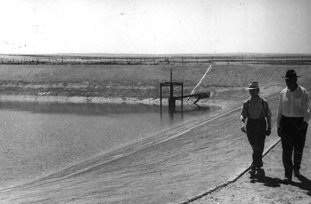 סיור ליד מאגר המים שהוקם ברביבים, 1947 (PHAL\1650492)