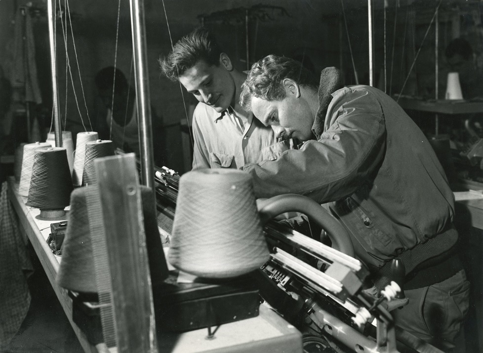 עובדים במפעל לחוטים באופקים, 1966. (PHG\1308164)