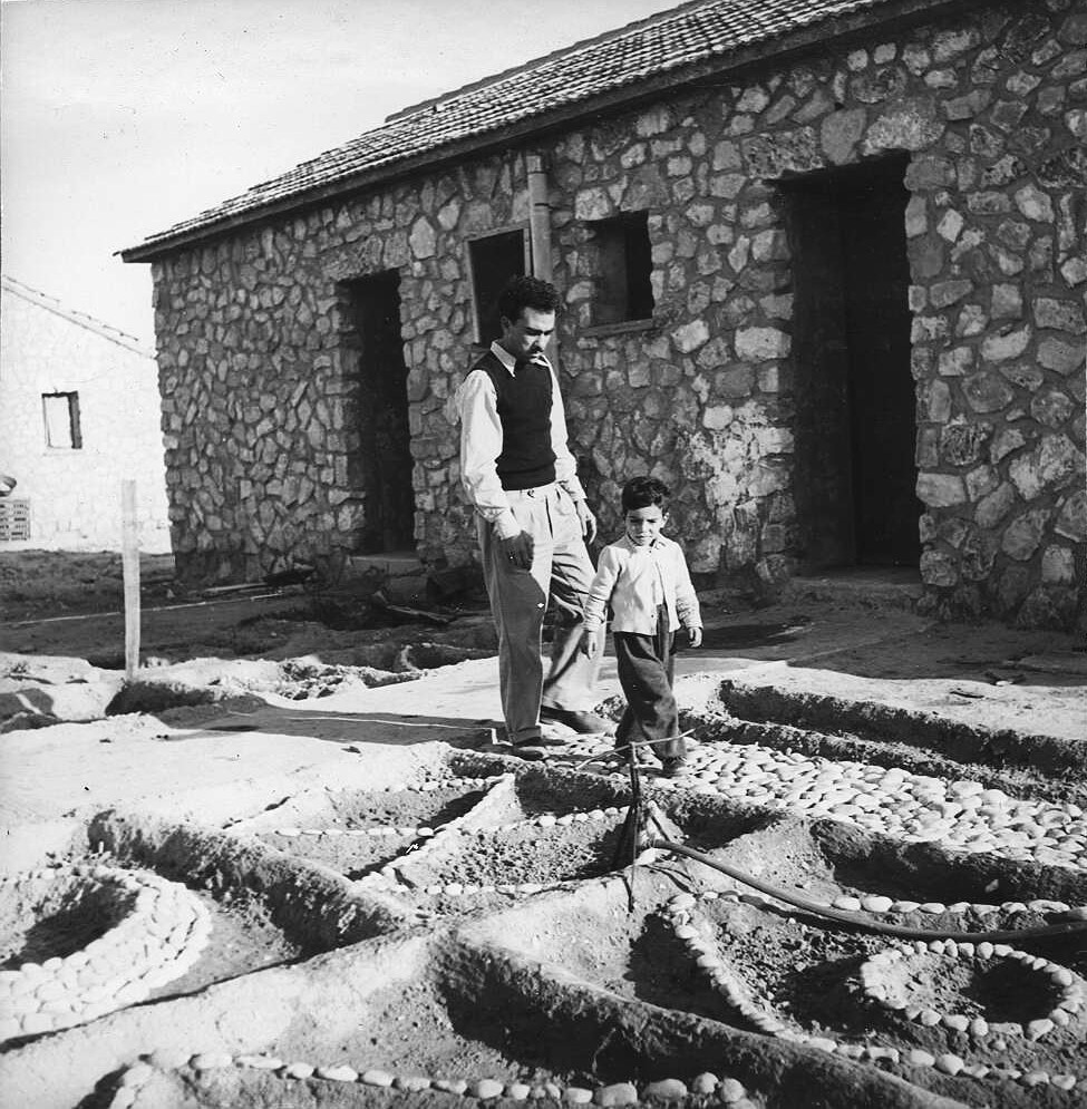 חיים בן שמעון עם בנו בן ה-3.5 באופקים, 1956. (PHKH\1266656)