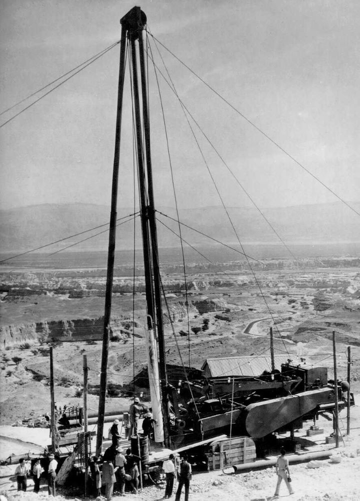 חיפושים אחרי נפט ליד סדום, הקידוח הראשון בנקודה "מזל 1", נובמבר 1953 (PHKH\1294688)