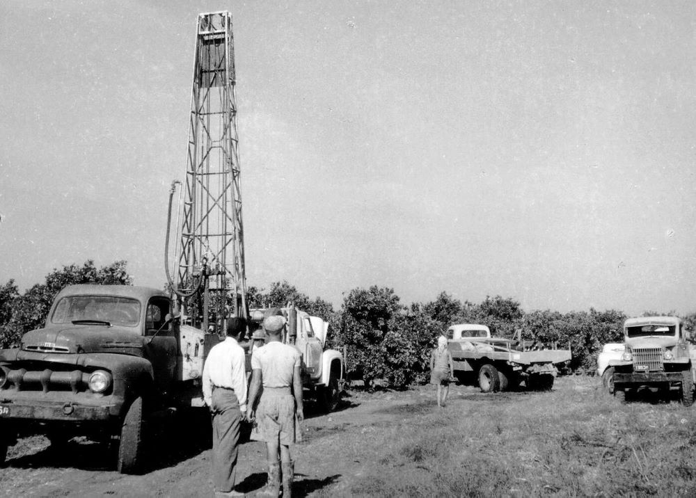 קידוחי הנפט בנגב, הבאת מכשיר לבדיקות סיסמוגרפיות, דצמבר 1954 (PHKH\1294694)