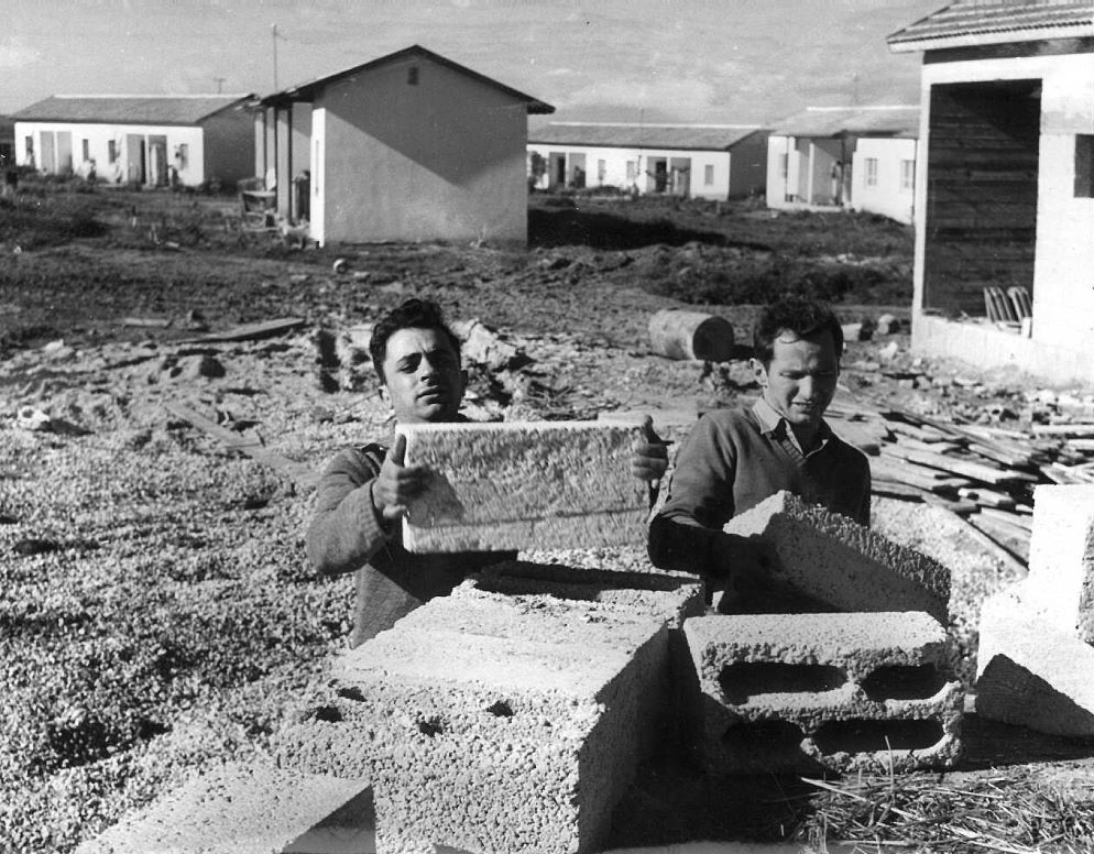 עבודה בבנייה בקיבוץ נחל עוז על ידי מתנדבים מירושלים, 1956. (PHKH\1287704)