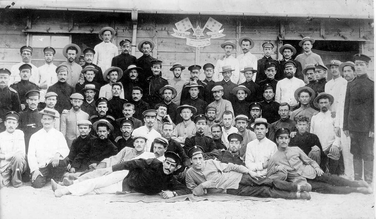 חיילים רוסים בשבי היפני, 1904. במרכז התמונה - יוסף טרומפלדור (PHG\1003756)