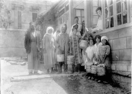תחנת טיפת חלב הראשונה בעיר העתיקה בירושלים, 1921 (PHG\1020876)