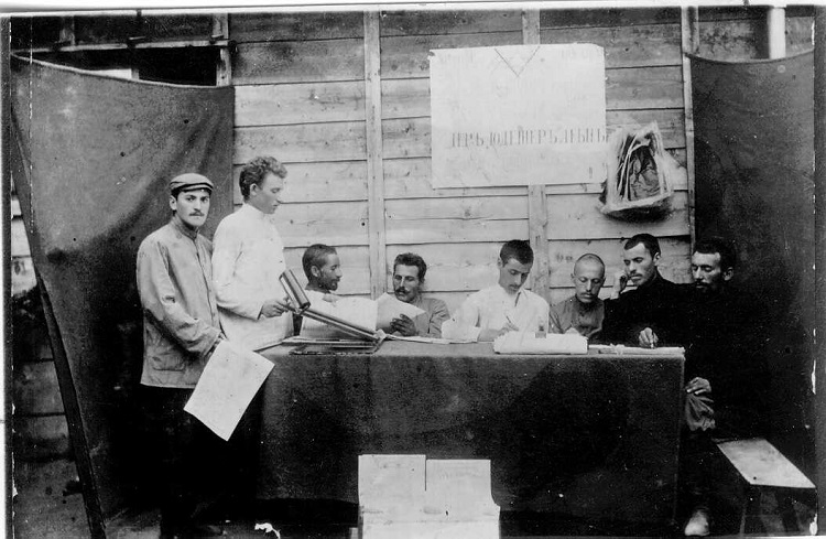 יוסף טרומפלדור, רביעי מימין, במערכת עיתון "דער יודישער לבן", "החיים היהודיים", בשבי היפני, 1904 (​PHZPR1250614) 