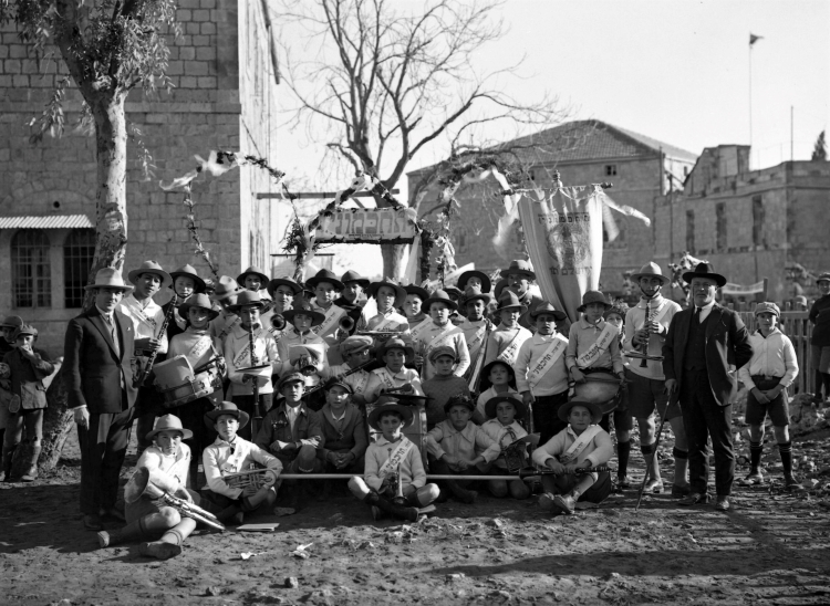 תזמורת בית הספר "תחכמוני" בצילום קבוצתי לפני ההופעה, ט"ו בשבט בירושלים, 1927. אוסף קרן היסוד (NKH\457027)
