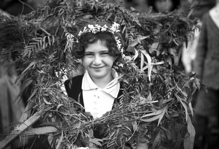 ילדה מעוטרת בפרחים ובעלים, ט"ו בשבט בירושלים, 1928. אוסף קרן היסוד  (NKH\457028)