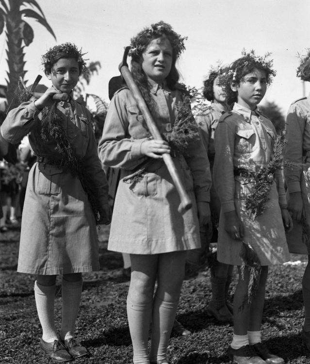תלמידות עומדות בשורות עם מעדר ביד, חגיגות ט"ו בשבט בתל אביב,. אוסף קרן היסוד  (NKH\457030)