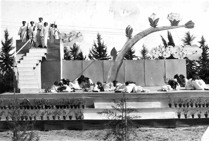 קטע מהצגה לט"ו בשבט, תל אביב 1937 (PHAL\1624630)