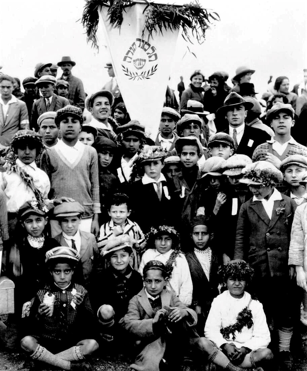 תלמידים מתלמוד תורה של "מזרחי" עם זרים לראשיהם ופירות בידיהם, חגיגות ט"ו בשבט בירושלים, 1923 (PHG\1000739)