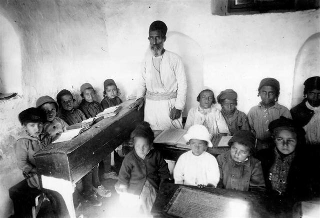 מורה ותלמידים בבית הספר התימני בכפר השילוח 1926 (PHKH\1291703)