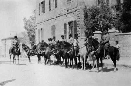 שוטרים ערבים ליד בי"ס "למל" ביום ההפגנה בט' באב, 1929 (PHG\1024604)